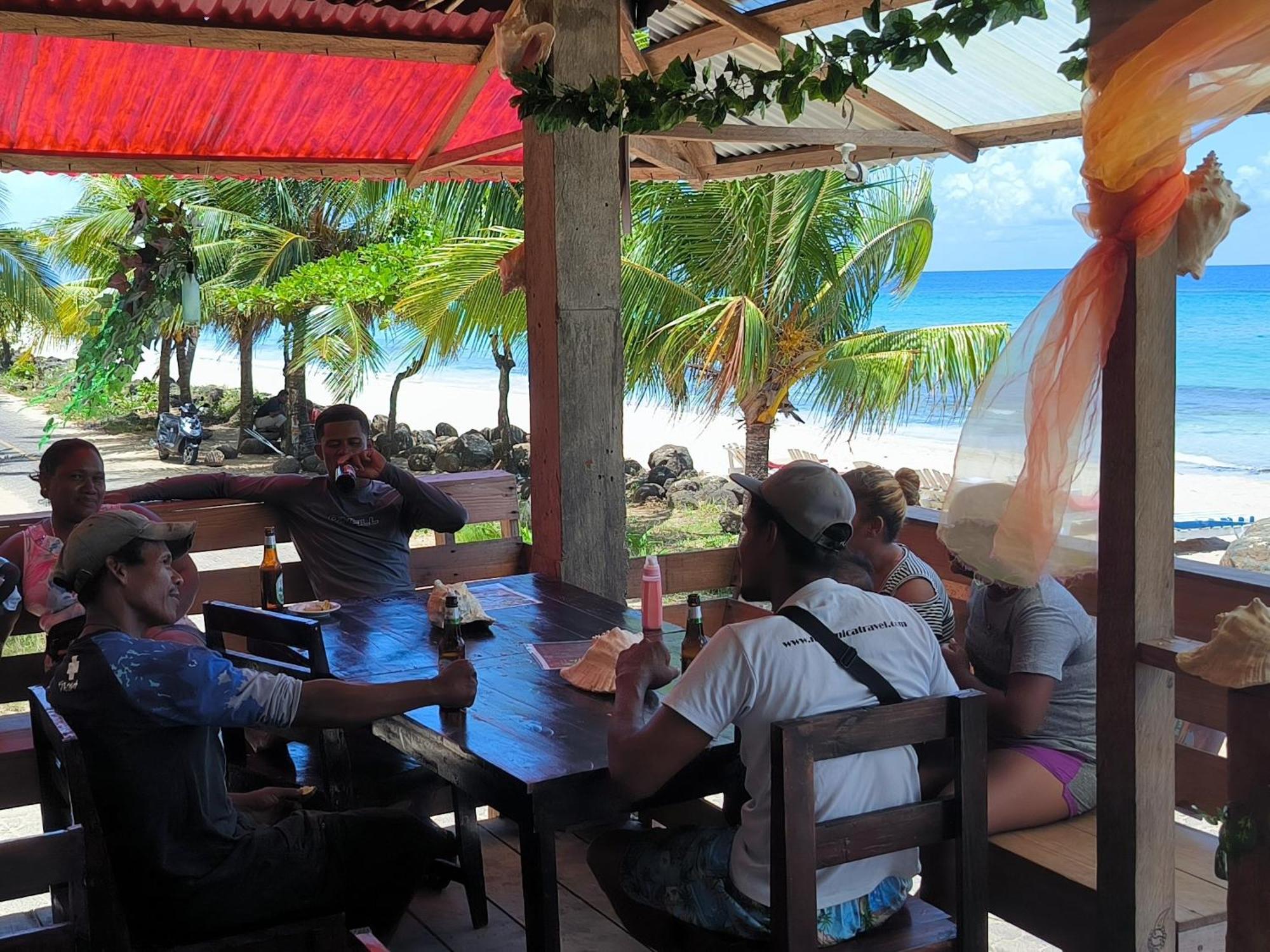 Paraiso Beach Hotel Brig Bay 외부 사진
