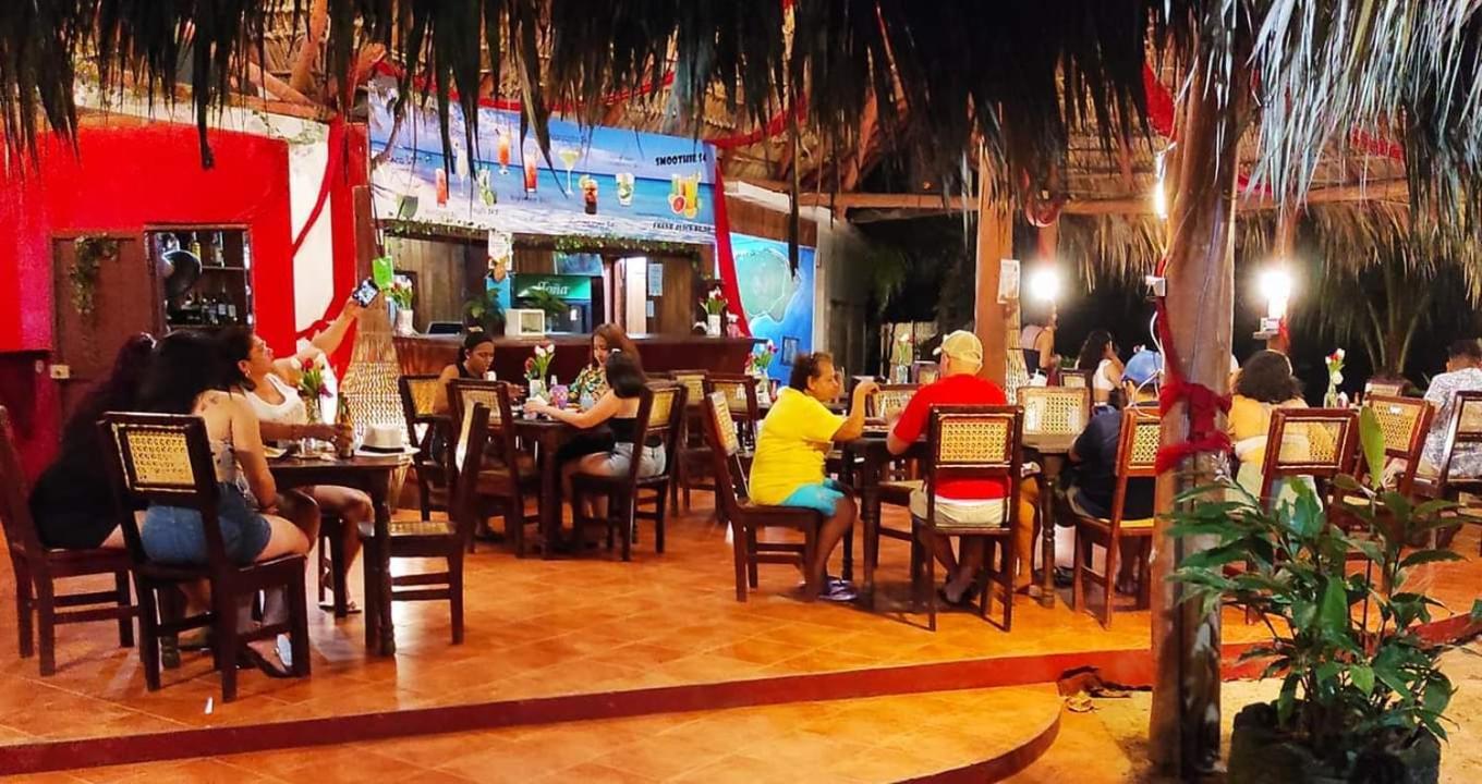 Paraiso Beach Hotel Brig Bay 외부 사진